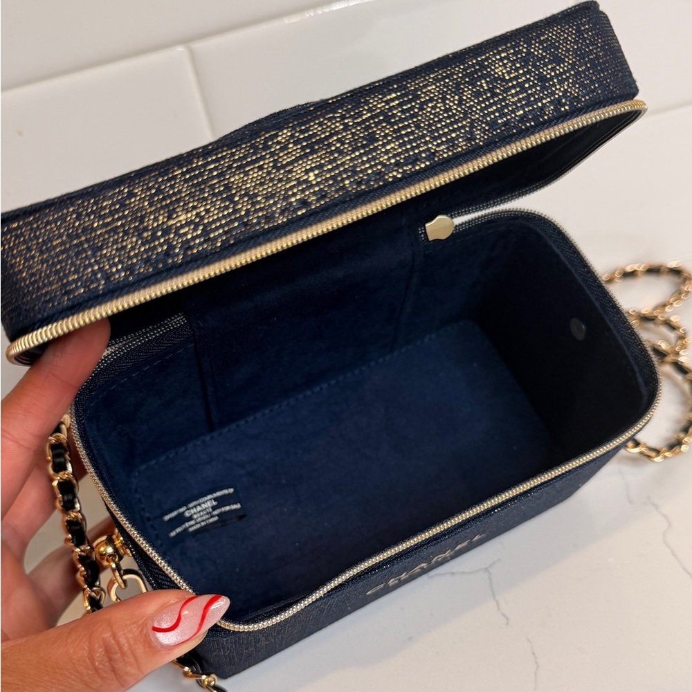 GWP CHANEL Beauté Midnight Blue Cosmetic Case with Unbranded Gold Chain NWOT - Picture 2 of 8